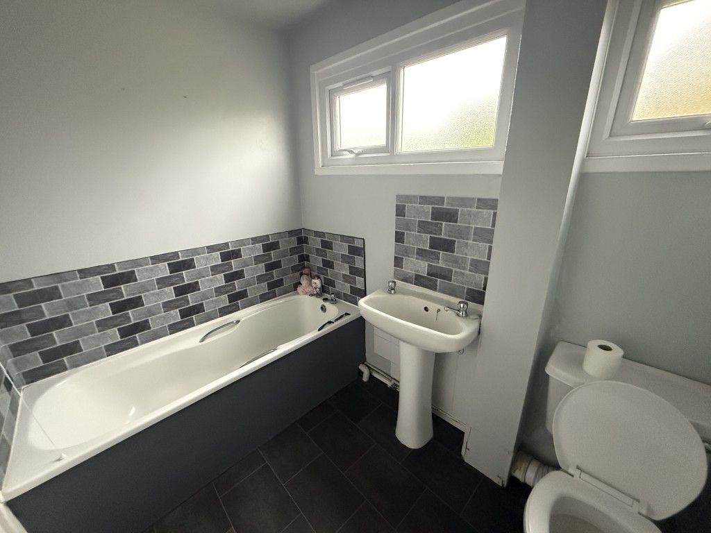 Lot: 145 - HOUSE IN NEED OF IMPROVEMENT - Bathroom in House in Need of Improvement